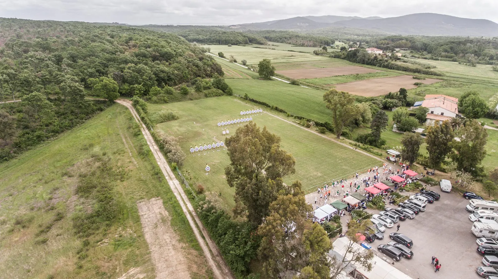 Vista aerea del campo di via Aiaccia durante una gara, circondato dal verde
